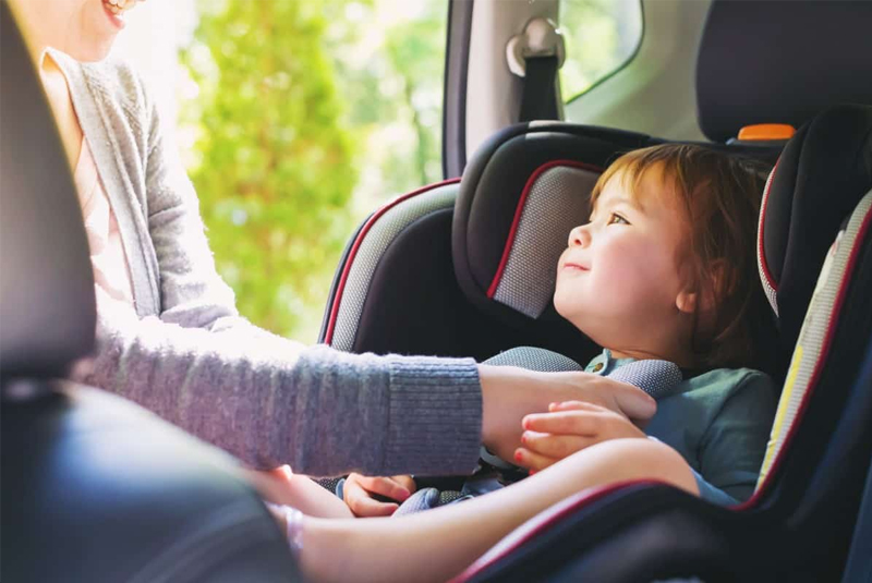 Standard e regolamenti sulla sicurezza dei sedili per bambini automobilistici.